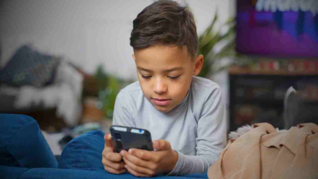 Just follow these 5 ways, your child will stay away from the phone