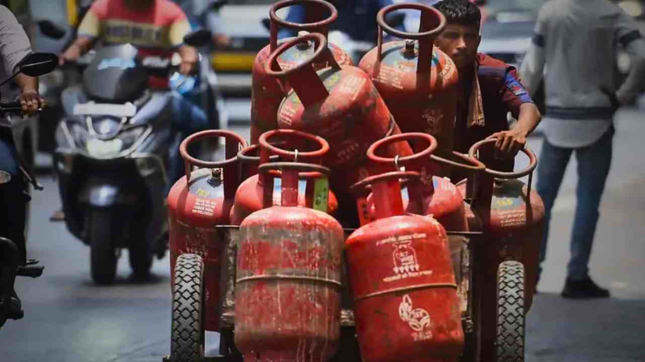Gas cylinders will be available for free, a big initiative by the state government before Holi